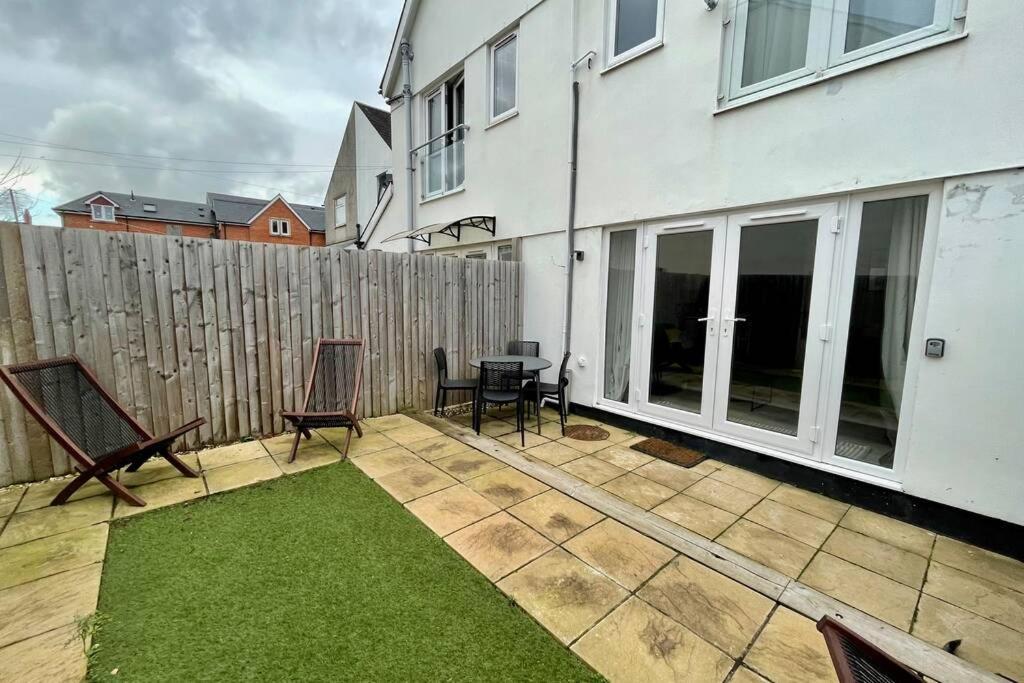 Stylish Modern Two Bedroom Apartment With Garden Cardiff Exterior photo